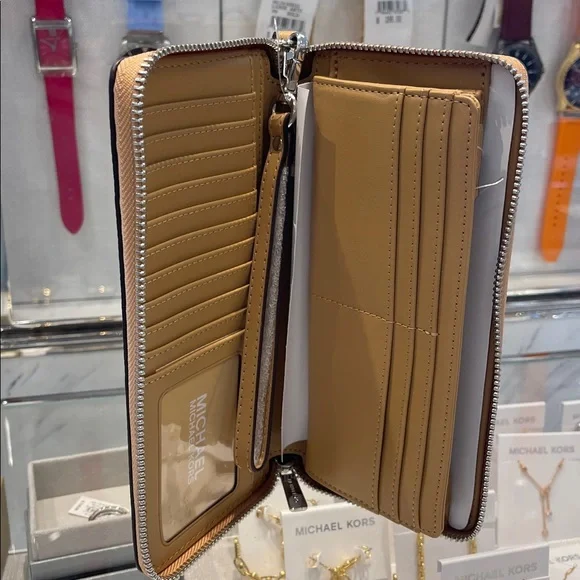 MICHAEL KORS Lg Pebbled Leather Continental Wallet Wristlet Phone Holder
Peanut - Picture 9 of 16